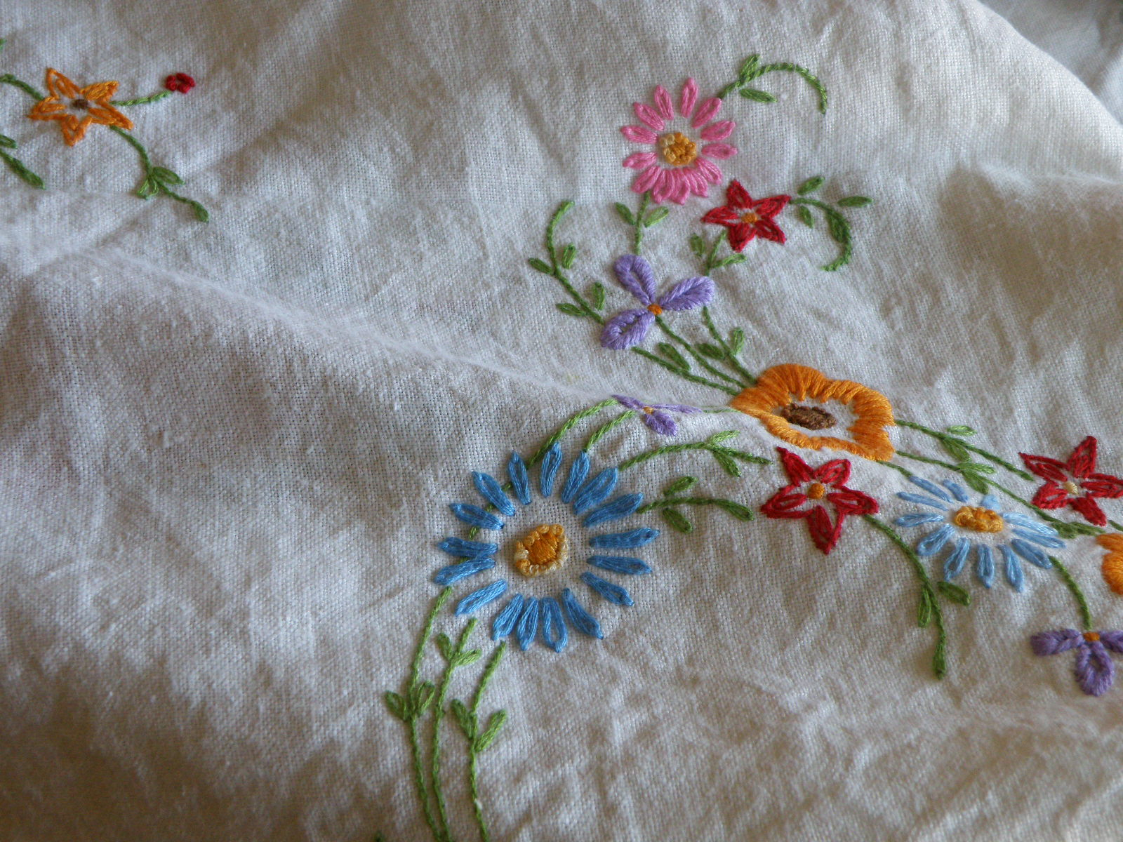 Hand Embroidery Patterns For Pillowcases Hand Embroidered Pillowcases Free Embroidery Patterns Hand
