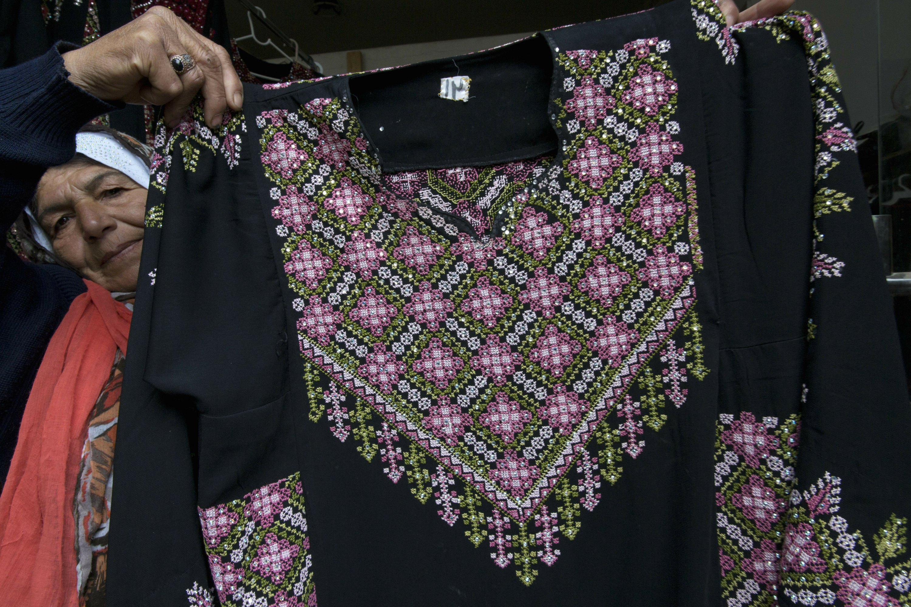 Palestinian Embroidery Patterns Iconic Palestinian Robe Fashions A New Political Symbol